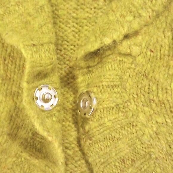 Cropped bright olive green acrylic sweater with hidden front button - Picture 4 of 12